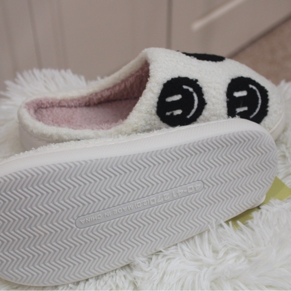 Slipeer - Smile Face Pattern Winter Slippers: Size 9 Boutique - Picture 7 of 8